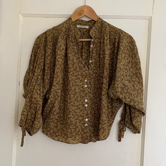 Doen Tops - Doen O’Keeffe Blouse - Olive/Gold Floral Puff-Sleeve Button Front